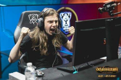 6岁男童枪射老师,美国老师要是带着枪教学,会出现什么搞笑场景? 6岁男童枪射老师,美国老师要是带着枪教学,会出现什么搞笑场景?