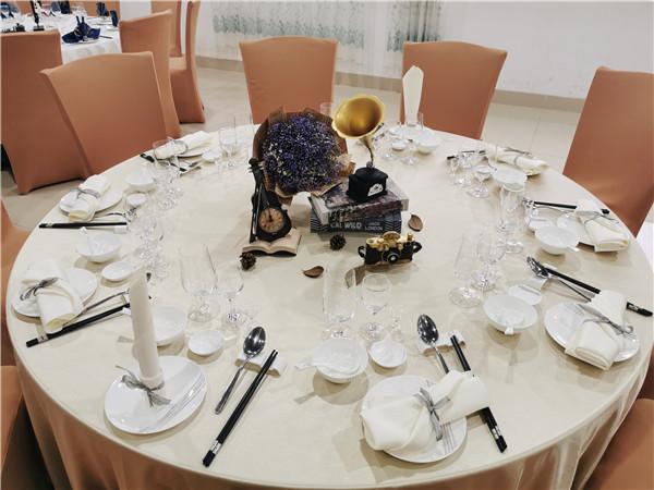 台宴请美无一人到场,中餐摆台八人标准位置?