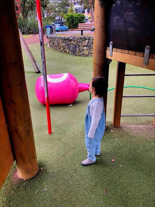 4楼扔20斤重物砸伤人,一张纸揉成团。从八千米高空扔下来。能砸死人嘛?