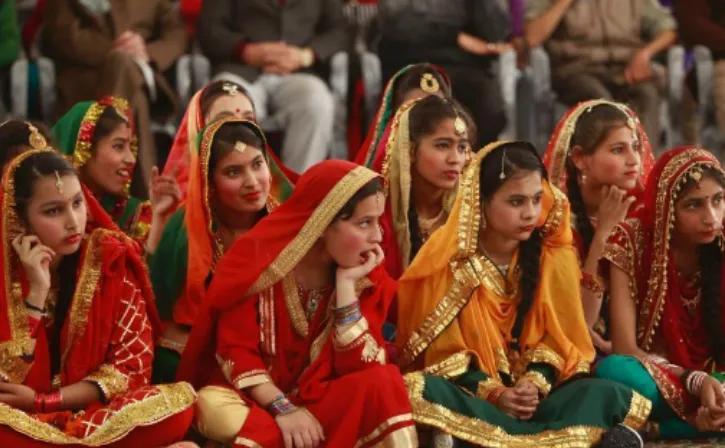 14岁男孩杀人判13年,14岁孩子，偷东西，有权开除吗，最多怎么处理？