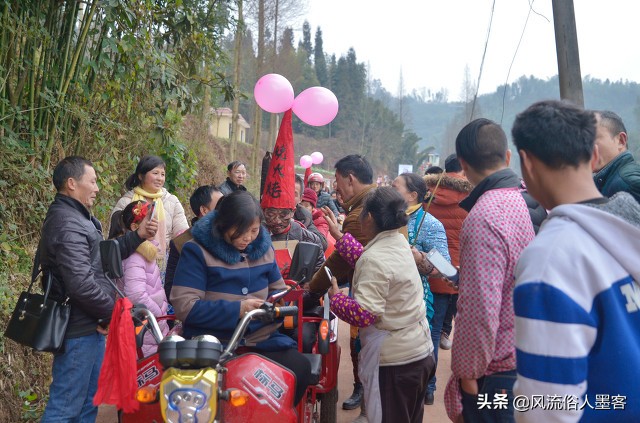 遭拦婚车索50条香烟,对于那些拦婚车索要100元红包和一条香烟的人，能报警处理吗？