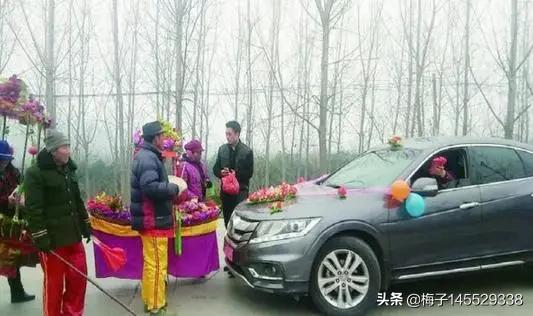 遭拦婚车索50条香烟,农村结婚半路拦婚车要烟，该不该给？大家怎么看？