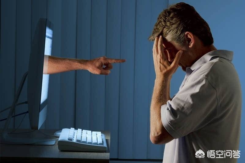 将狗摔死男子被行拘,男子把狗摔死