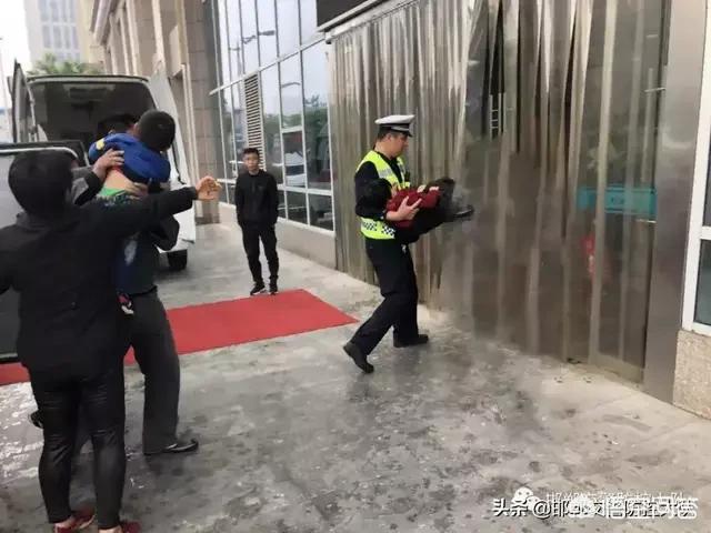 16岁女孩误服农药,邯郸两名女童误食农药急需救治,交警争分夺秒开辟“生命通道”, 你怎么看? 16岁女孩误服农药,邯郸两名女童误食农药急需救治,交警争分夺秒开辟“生命通道”, 你怎么看?