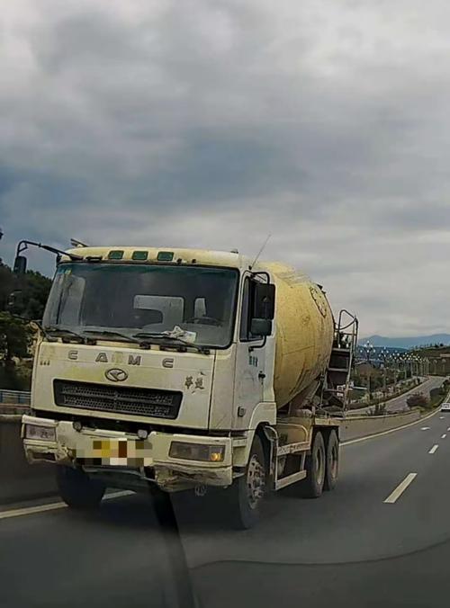 水泥罐车冲出高速路,水泥罐车冲出高速路怎么处罚