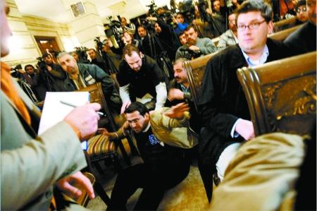 台民众高喊是中国人,当年向小布什扔鞋的那位记者是谁?现在怎么样了?