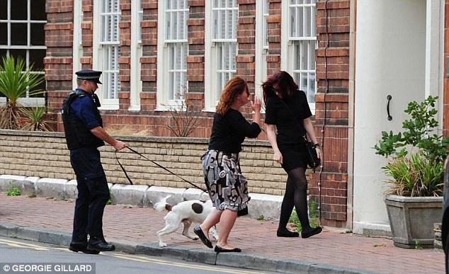 英国情侣吸毒致死,