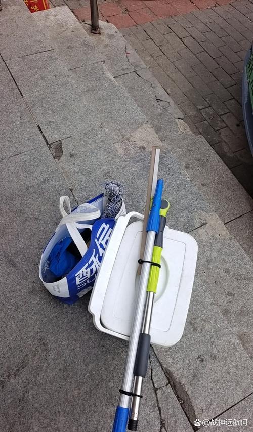 保洁员向车外扔垃圾,保洁人员把我的东西扔了怎么办?