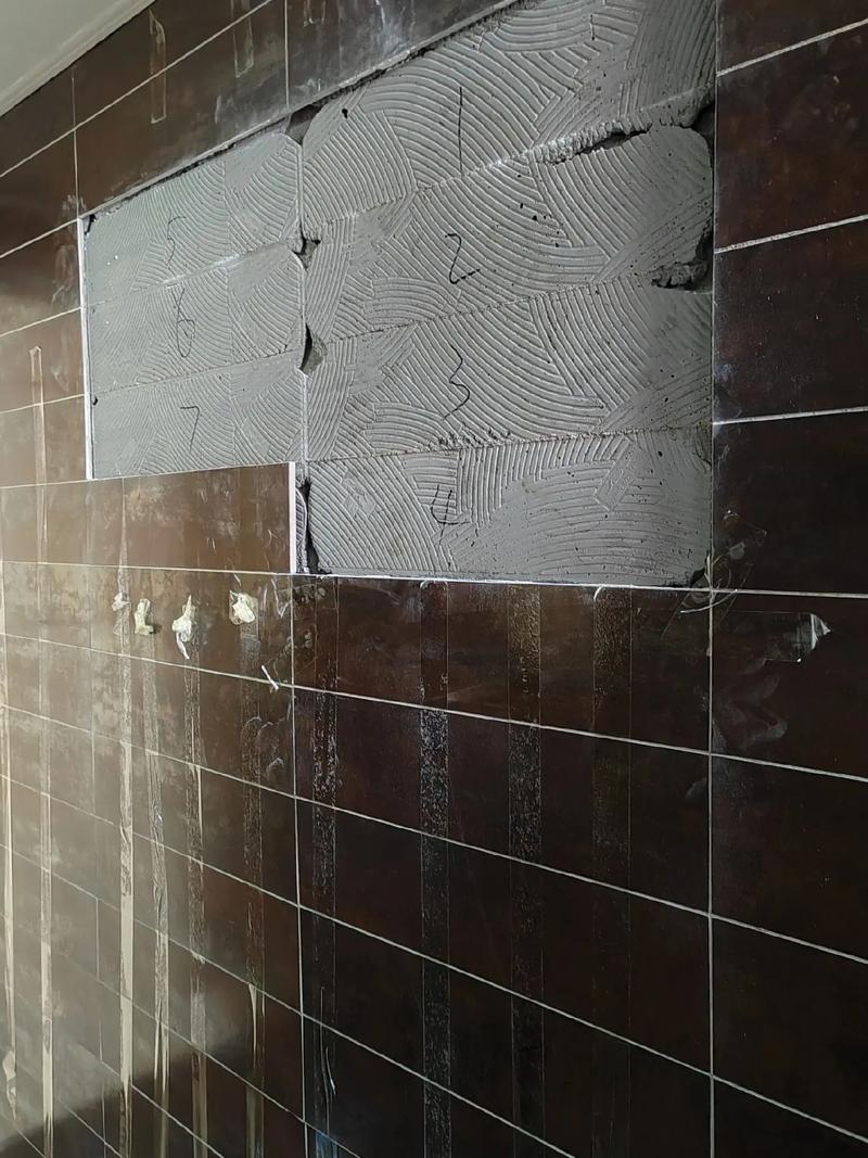 瓷砖脱落砸中一学生,义务教育阶段,学生损坏学校的东西该不该赔偿?