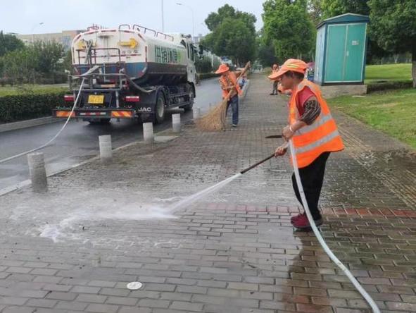 保洁员向车外扔垃圾,物业装修垃圾全扔在道路上,道路保洁员该怎么办?