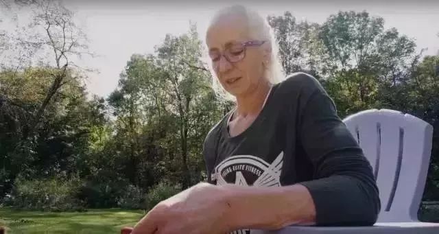 男子殴打93岁母亲,家有93岁老母亲要照顾，赚不了钱，生活困难怎么办？