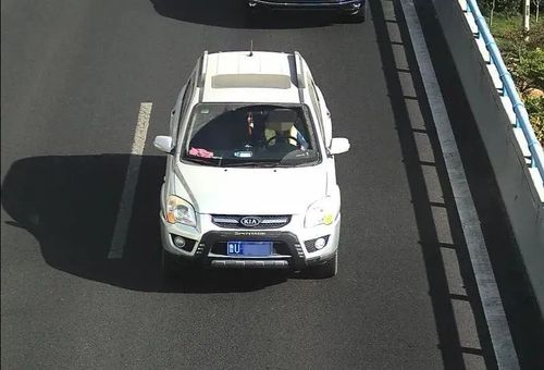 2人骑车上高架拍照,不小心上高架了会被摄像头拍到吗?