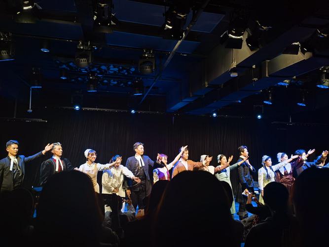 美国13名婴儿中毒,美国有一个13集的电视剧,讲的全是女巫,她们每个人都有功能,而且这个电影很恐怖,很血腥,这?