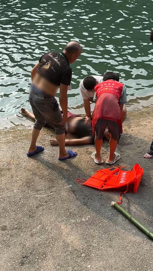 2男子遇泄洪被冲走,男子掉入泄洪口