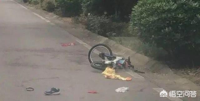 大狗不拴绳追咬路人,每天上下楼梯都碰到楼上不拴绳张着大嘴的大狗，无处躲避，近距离接触特别恐惧，怎么办？