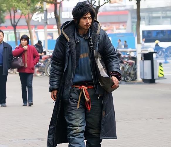 被乞丐拐50年寻家人,有一个人,他做了50年的乞丐,可有一天,他不做了,为什么?