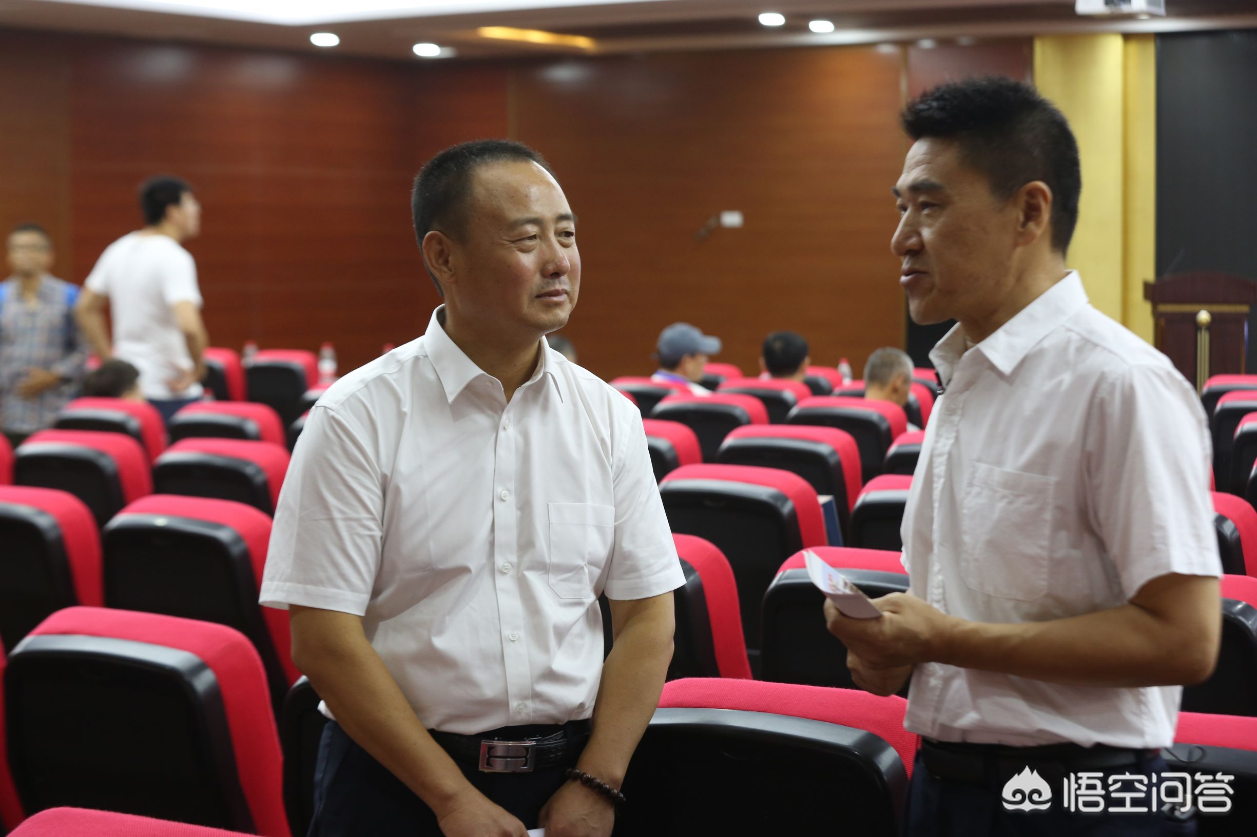 邻居偷挖300平地下室,怎么挖地下室不影响邻居家地基？