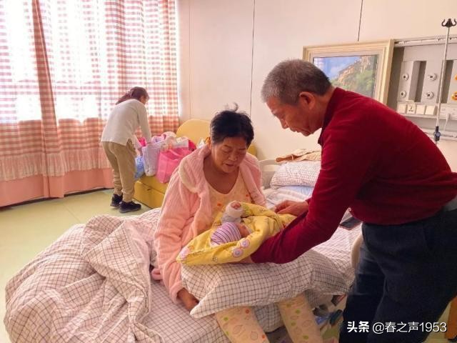 老人想抢喜被制止,67岁老人喜添千金，高兴祝福之余，是不是背后也有很多隐忧，大家怎么看？