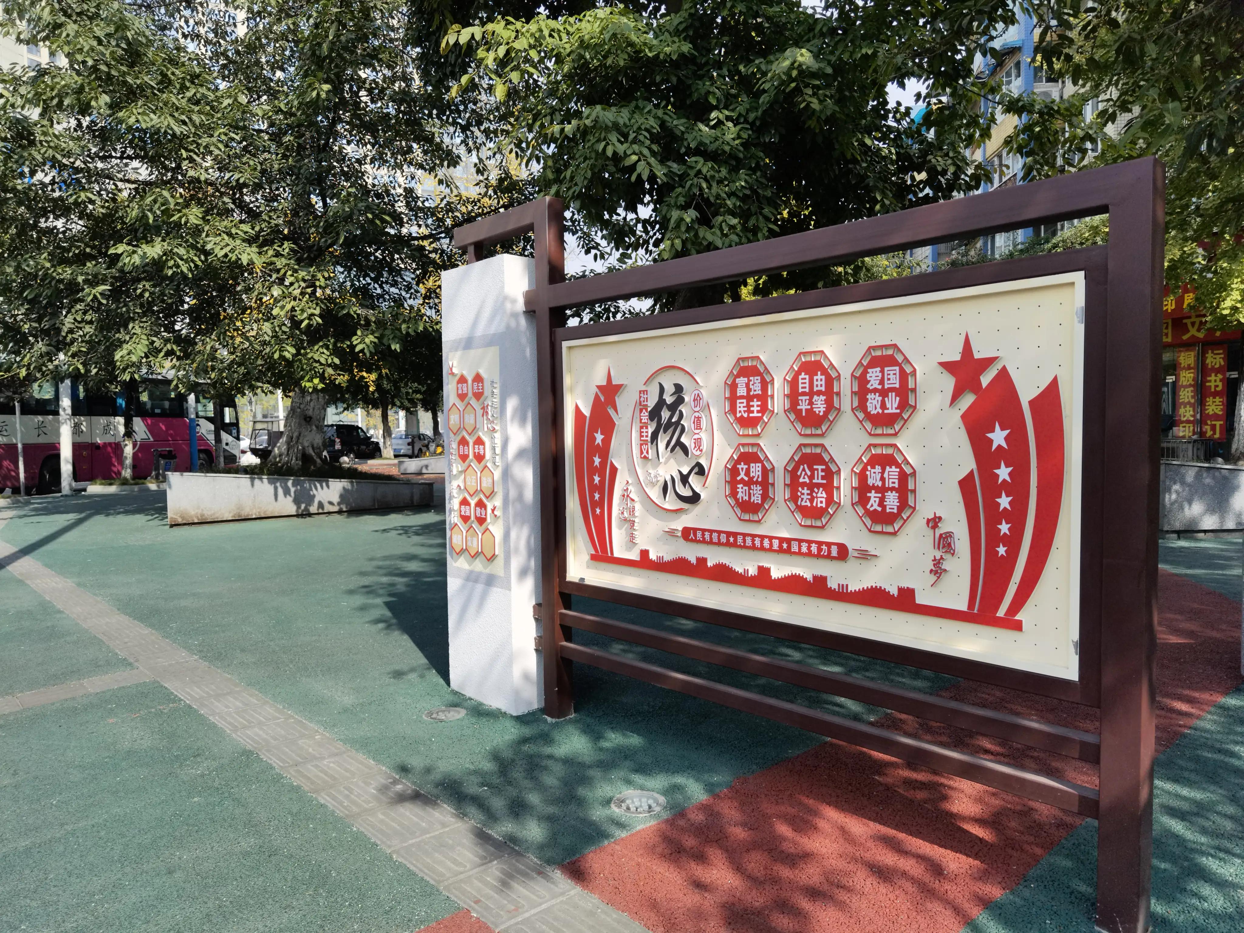 绿灯亮了不走也违法,绿灯亮了十几秒了不走算违章吗？