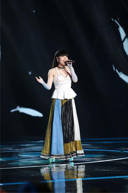 63岁妈妈模特出道,目前冯小刚在中国电影导演界处于什么样的地位?