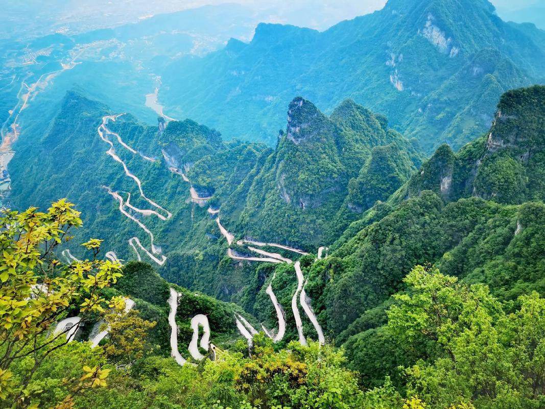 汽车攀爬天门山天梯,天门山天梯为什么不让走了?