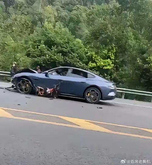 男子开车撞倒持刀者,男子开车撞倒持刀者视频