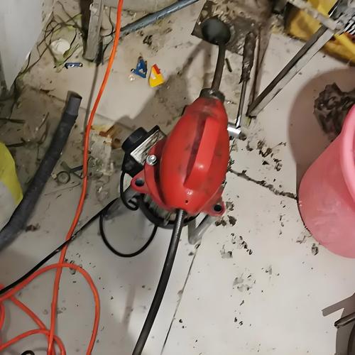 酒店浴巾裹着卫生巾,毛巾掉到厕所里把下水道堵住了用管道疏通剂有用吗?