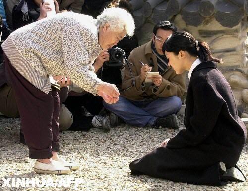 韩学生向高考者磕头,在古代韩国女子是怎样下跪的?看韩国古装剧看她们下跪就是坐下然后再磕头,有的就是一只腿跪地?