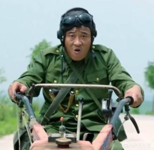 男子开车撞倒持刀者,烟台男子持刀抢金店后伺机逃窜，被骑电动车群众撞倒，又被民警拿扫帚击打，目前该男子已被刑拘，你怎么看？