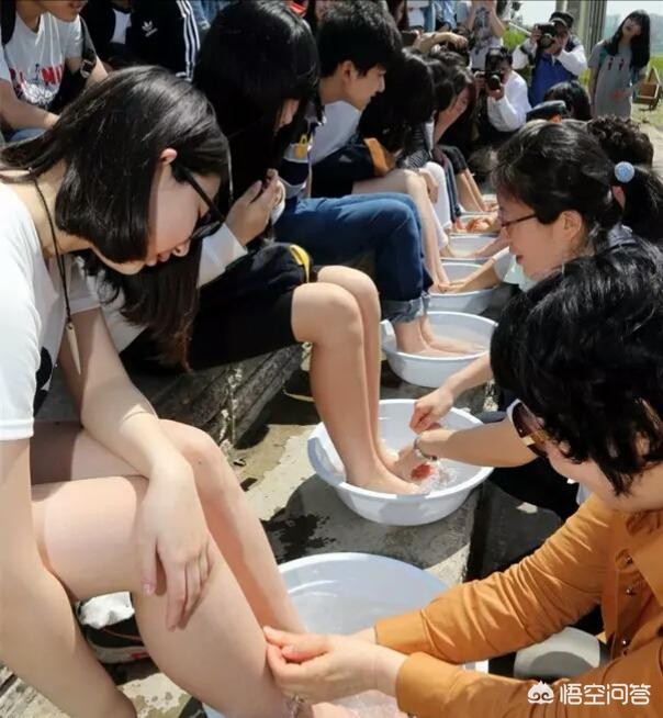 机构老师帮学生洗脚,机构老师帮学生洗脚违法吗