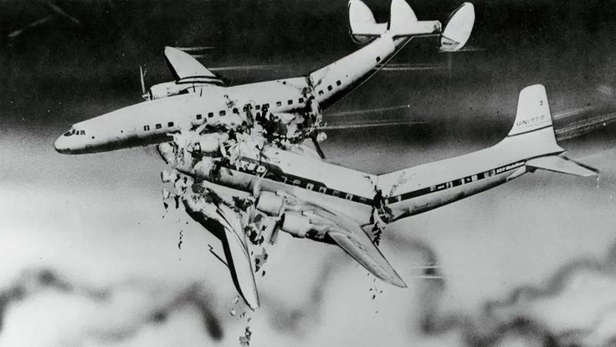 飞机坠毁机组全遇难,两架飞机由于航空管制员的失误在空中相撞可能么?