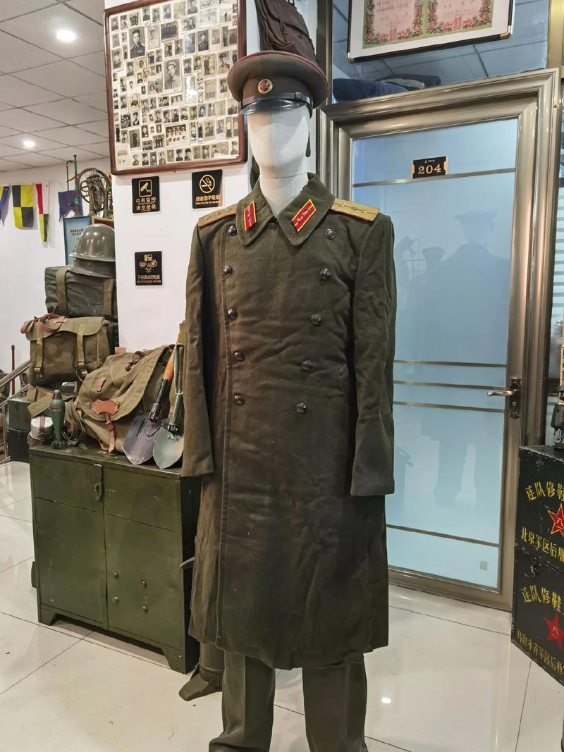 网购假军装冒充将军,55年校官礼服一整套,9成新,陆军的,能值多少钱?