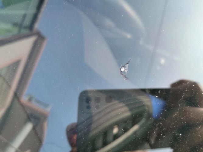 神二十玻璃有裂纹,汽车前挡风玻璃有一条长约20厘米的裂缝怎么修复还有会影响审车么?还有排气管子锈了一个小洞会影响审车么?