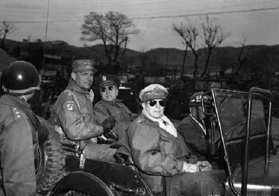 网购假军装冒充将军,为什么美军麦克阿瑟穿的军装不伦不类,而且军帽和其他美军将领有很大的不同呢?