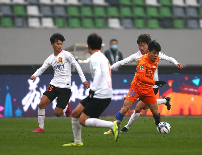 男足海报引巨大争议,鲁能霸气发布足协杯决赛次回合海报:山东,2018!球迷补充:是冠军,你怎么看?