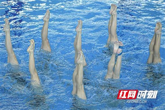 水上芭蕾如何练成的,水上芭蕾泳衣为啥不会偏?