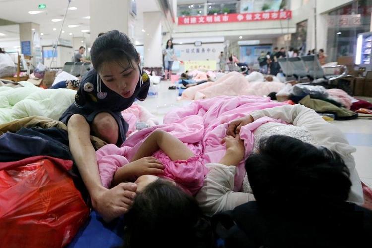 被违规抱养女婴回家,