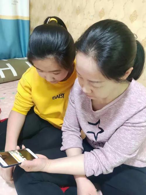 背1岁孙子徒手爬巨石,南京巨石教育数学一对一辅导怎么样?听孩子说同学在那成绩提升快,想给孩子也去补一下?