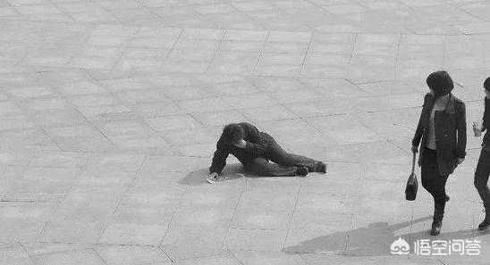 78岁演员倒地后去世,78岁奶奶接连两次摔倒,武汉一位公交司机“一帮到底”, 你怎么看? 78岁演员倒地后去世,78岁奶奶接连两次摔倒,武汉一位公交司机“一帮到底”, 你怎么看?