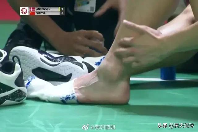 石宇奇因伤退赛,有毒！羽毛球印尼公开赛石宇奇比赛中突然崴脚退赛，这不会影响到他接下来的世锦赛吧？