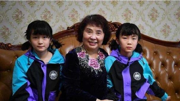 60岁孕妇生下男婴,60岁失独母亲盛海琳冒险产下双胞胎,如今9年过去了,现状如何?