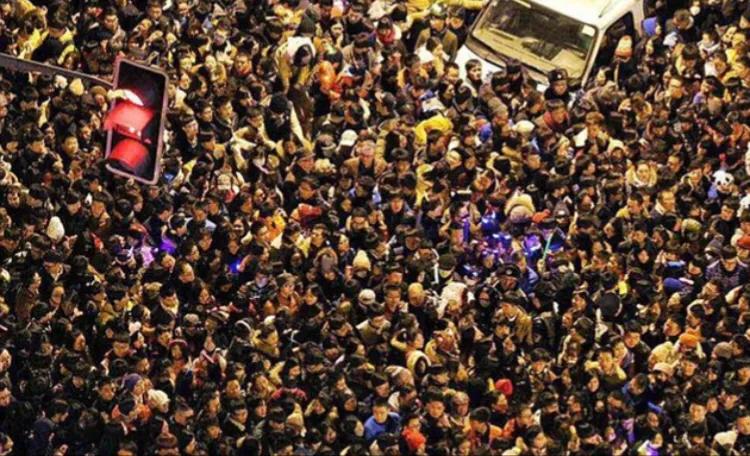 韩国要求日本反省,韩国梨泰院事件反思——发生踩踏危险该怎样保命? 韩国要求日本反省,韩国梨泰院事件反思——发生踩踏危险该怎样保命?