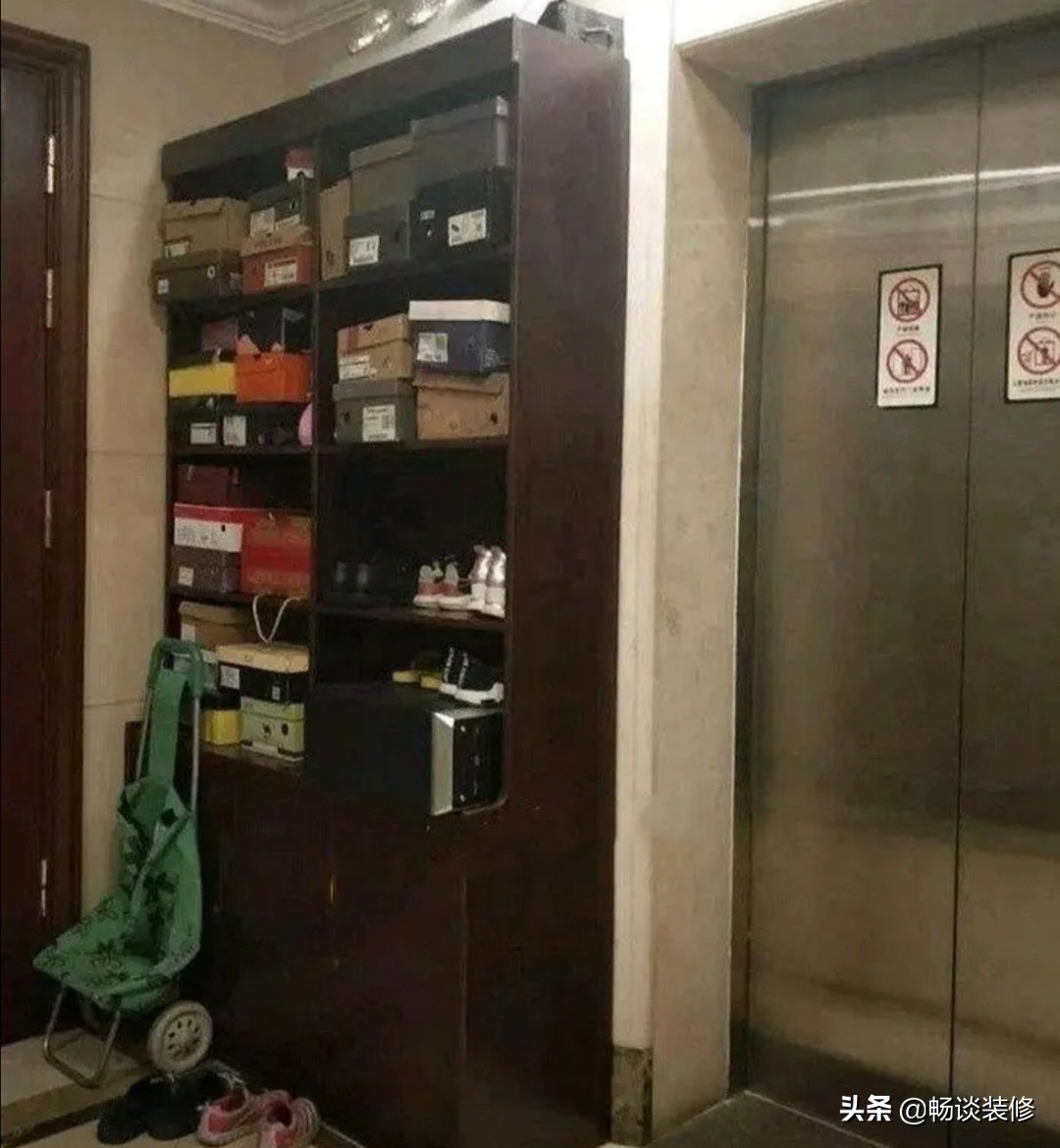 男子偷邻居旧鞋被抓,邻居在公共过道放了个鞋架子正对电梯门，说了两次不拿走，怎么办？