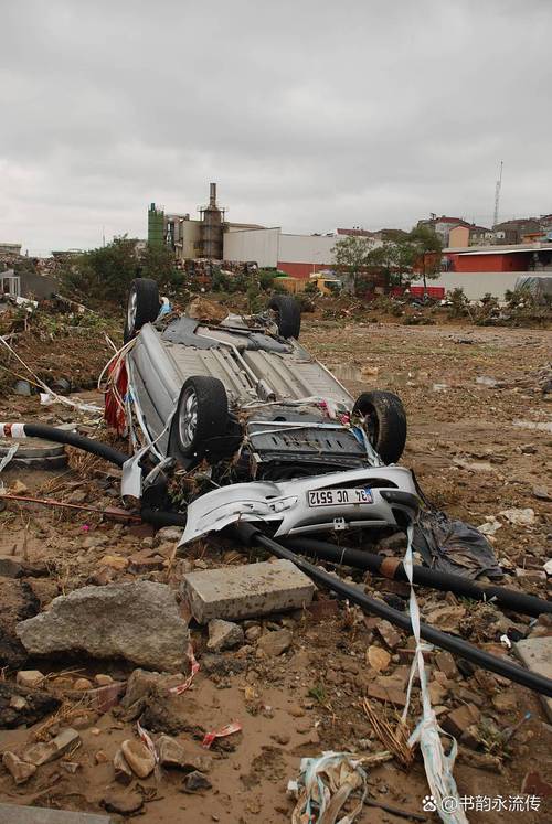 韩国一客轮撞上岩石,韩国客轮倾覆事故