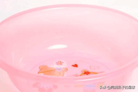 菜馆炒菜锅里洗扫把,家里扫把和簸箕很脏怎么清洗？