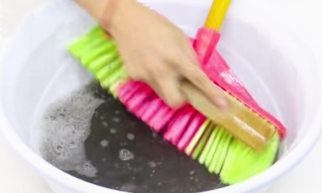 菜馆炒菜锅里洗扫把,菜馆炒菜锅里洗扫把怎么洗