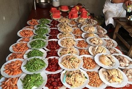 200人因盒饭中毒,200人吃饭，需要请几个厨师？