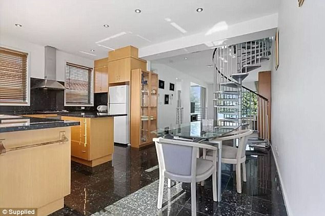 8万网购70平海景房,Airbnb海景房租给70个青年开派对，一夜之间墙上千疮百孔，你怎么看？