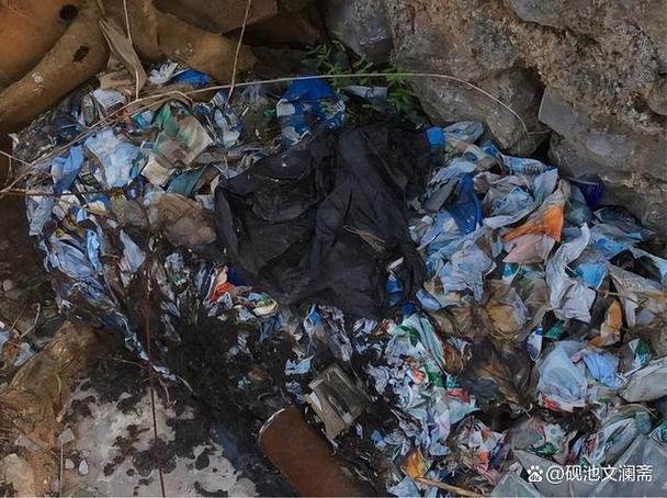 百米长20米高垃圾山,西安某小区的“垃圾山”,高达千万的清理费,到底谁负责?