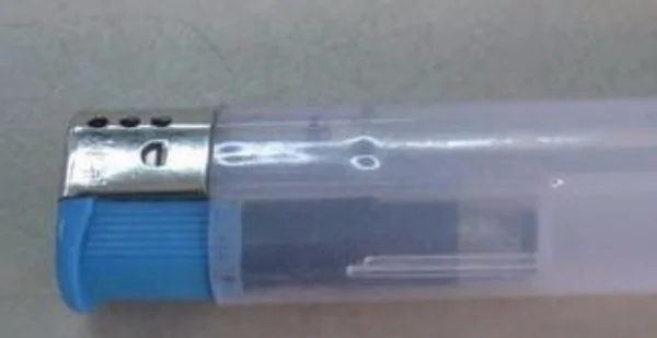 吞打火机30年才取出,煤油打火机中的打火石取出后就不能再入用了吗?我好奇不小心取出,再装入后就会卡着打不出了,请高手指点? 吞打火机30年才取出,煤油打火机中的打火石取出后就不能再入用了吗?我好奇不小心取出,再装入后就会卡着打不出了,请高手指点?